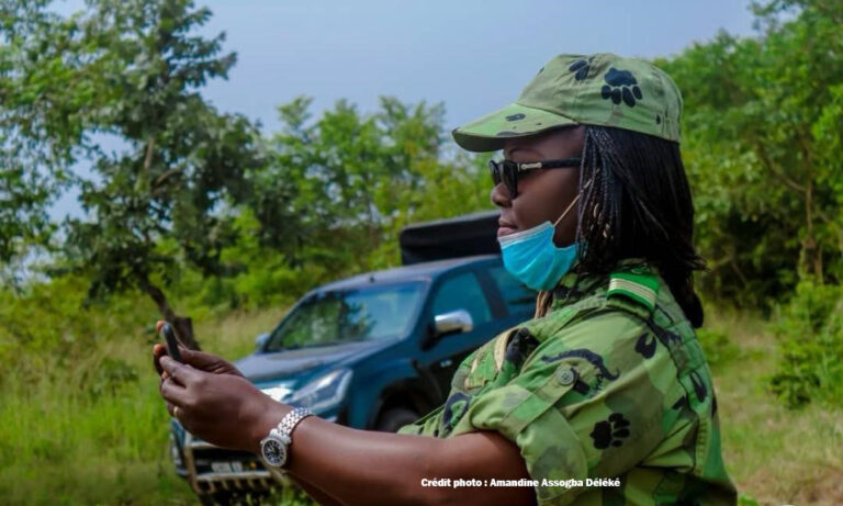Le Colonel Amandine Assogba Déléké dans la forêt classée de Tchaourou-Toui-Kilibo (TTK) lors d'une mission de patrouille forestière en août 2022.